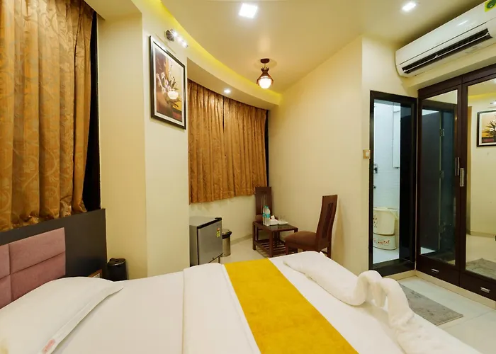 La Hotel Metro Near Bkc
