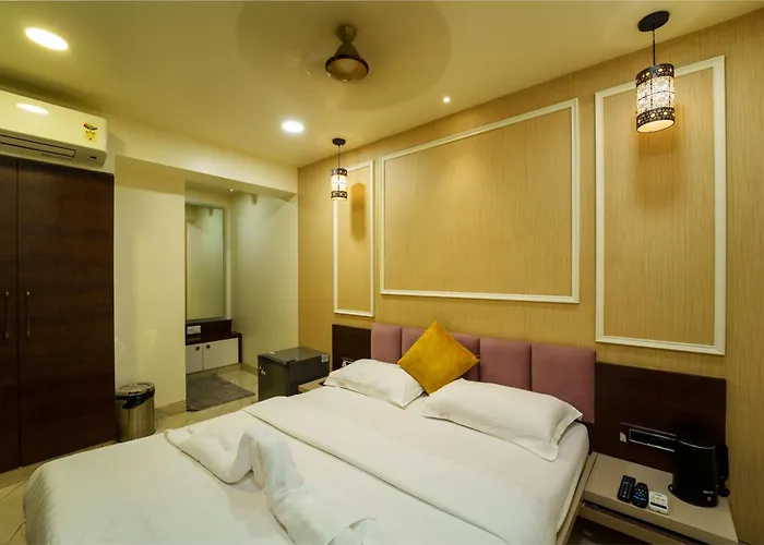 La Hotel Metro Near Bkc